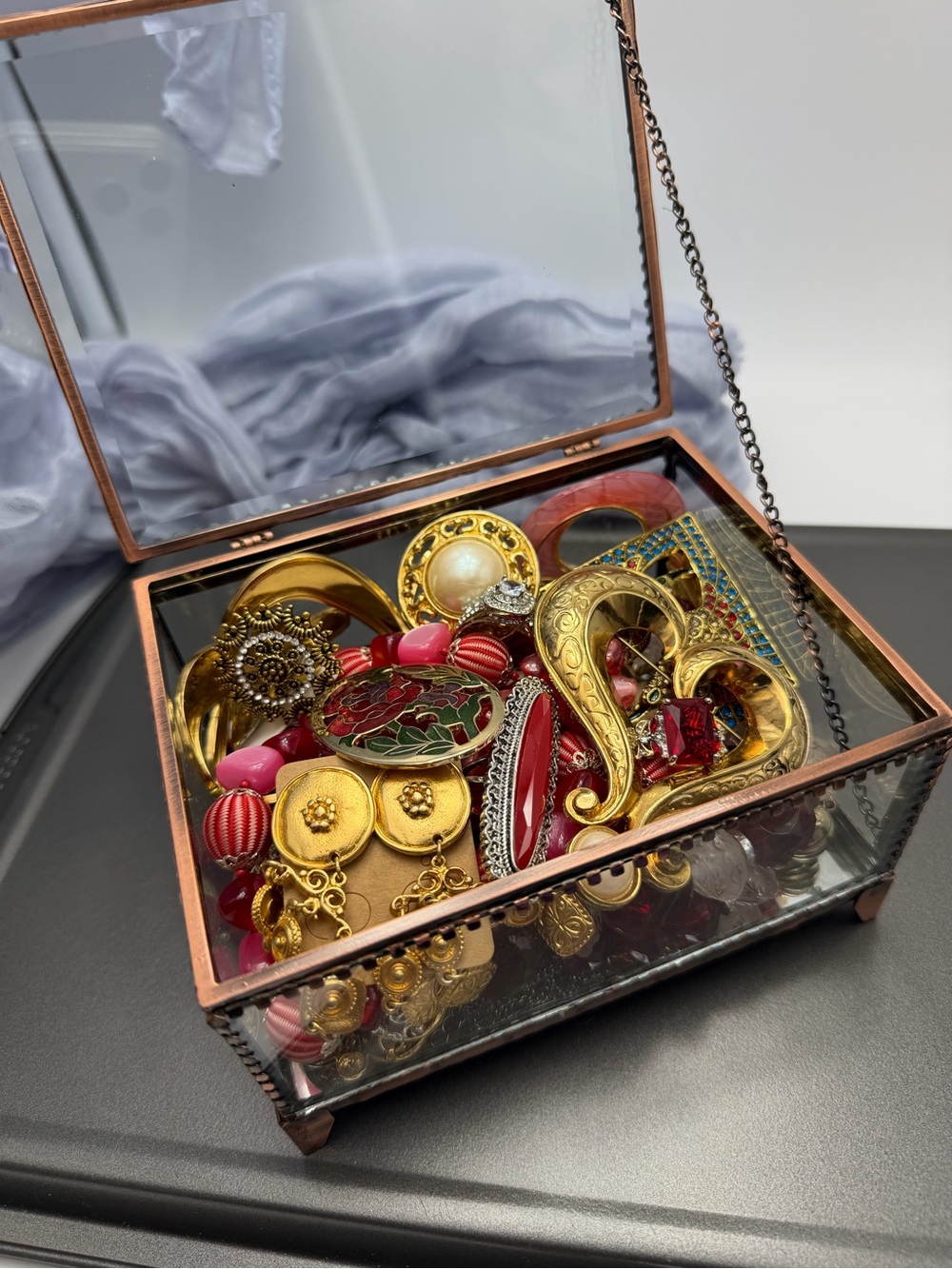 💚💚 Vintage Jewelry in a Clear Glass Box